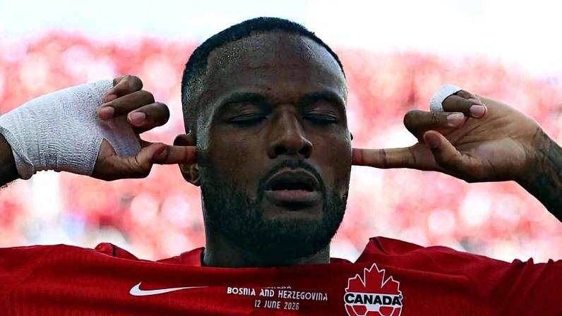 Atacante Larin comemora o seu gol, que empatou a partida contra a Bósnia e Herzegovina no estádio de Toronto e garantiu o primeiro ponto do Canadá em Copas