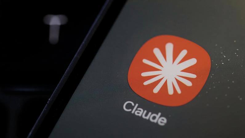 Tela de smartphone exibe o ícone do aplicativo Claude, com fundo laranja e símbolo branco estilizado no centro.