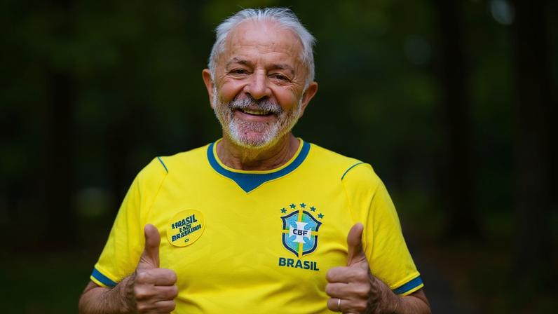 Presidente do Brasil, Luiz Inácio Lula da Silva, posa para retrato com a camisa da seleção brasileira de futebol