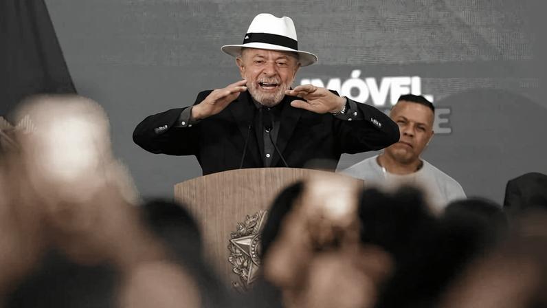 Lula durante evento de entrega de títulos de moradia, no Palácio do Planalto