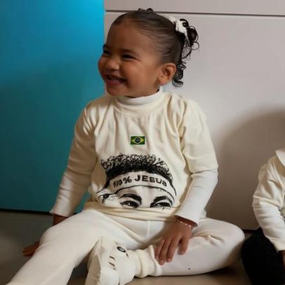 Bruna Biancardi mostra filhas vestindo camisas em homenagem a Neymar na Flórida