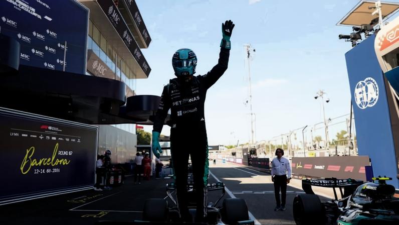 George Russell comemora pole position do GP de Barcelona-Catalunha