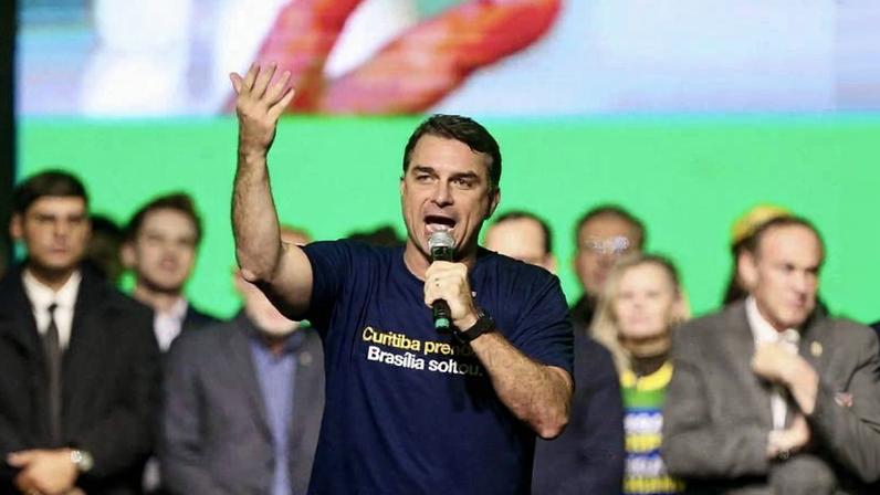 Flávio Bolsonaro (PL-RJ) durante o lançamento da pré-candidatura de Sergio Moro (PL-PR) ao Governo do Paraná