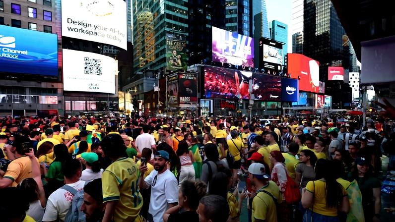 Torcedores acompanham da Times Square, em Nova York, estreia dos Estados Unidos na Copa do Mundo