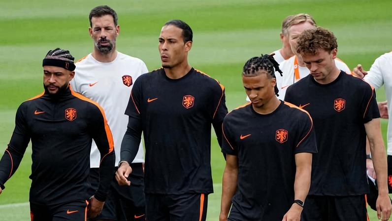 Memphis Depay (esq.), o ex-jogador e assistente técnico Ruud van Nistelrooy, Virgil van Dijk, Nathan Ake e Mats Wieffer, da Holanda, durante treino em Kansas City