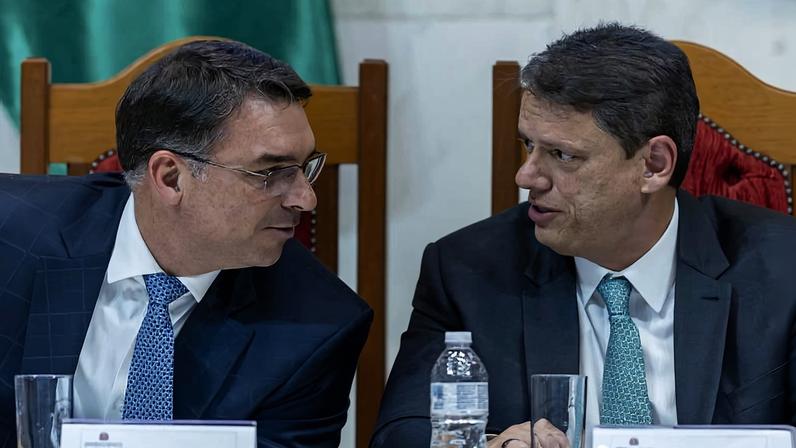 Flávio Bolsonaro e Tarcísio de Freitas durante homenagem da Alesp ao presidente do PL, Valdemar Costa Neto