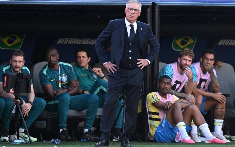 O treinador italiano Carlo Ancelotti à beira do campo no estádio MetLife, em Nova Jersey, onde Brasil e Marrocos empataram por 1 a 1