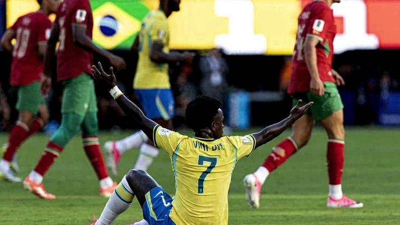 Vinicius Junior reclama durante estreia da seleção na Copa; Brasil empatou em 1 a 1 com Marrocos