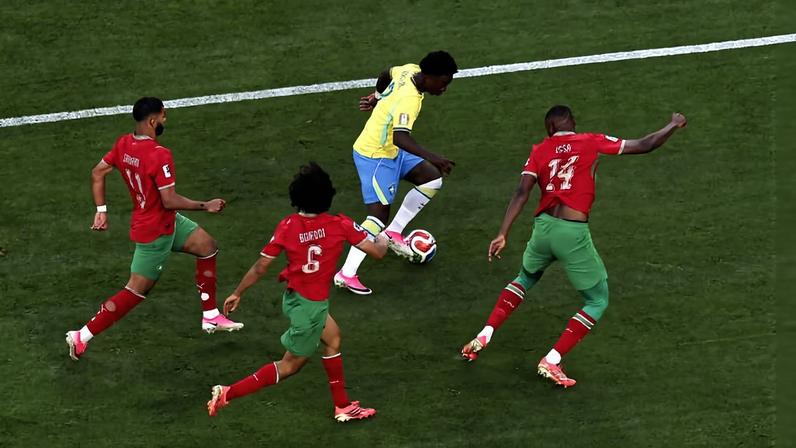 Vinicius Junior é perseguido por marcadores marroquinos na partida de estreia da seleção brasileira na Copa do Mundo 2026