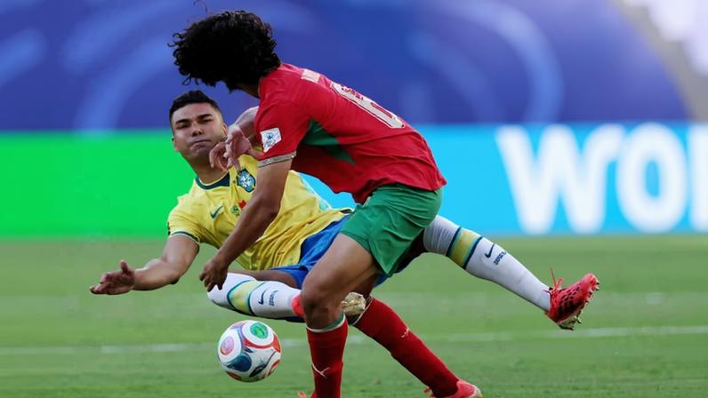 Casemiro faz falta no marroquino Bouaddi; o volante levou um cartão amarelo, que ajudou para o Brasil ficar em terceiro no Grupo C, atrás de Escócia e Marrocos