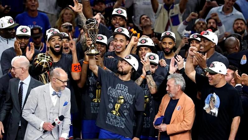 Jalen Brunson, o melhor jogador das finais na NBA, ergue troféu em San Antonio; NY Knicks ganhou a liga pela 1ª vez desde 1973