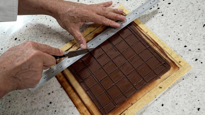 Processo de temperagem do chocolate para fazer uma barra do doce