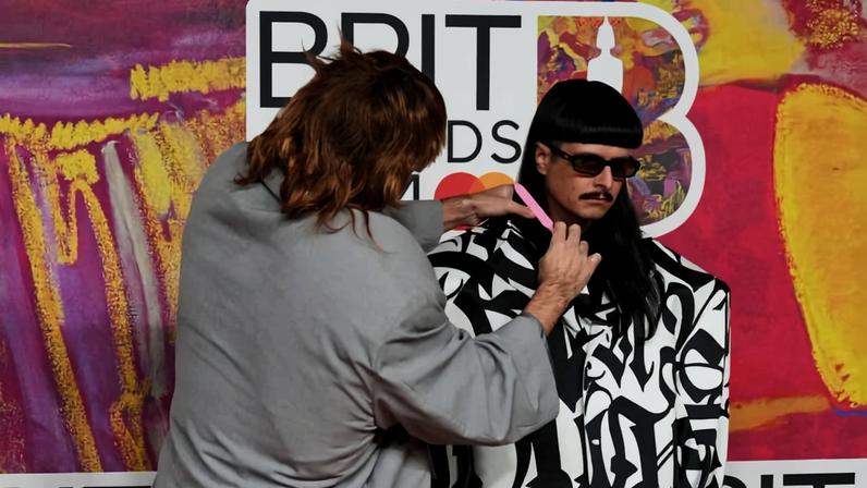 Oliver Tree (à direita) na entrada da premiação BRIT Awards de 2024