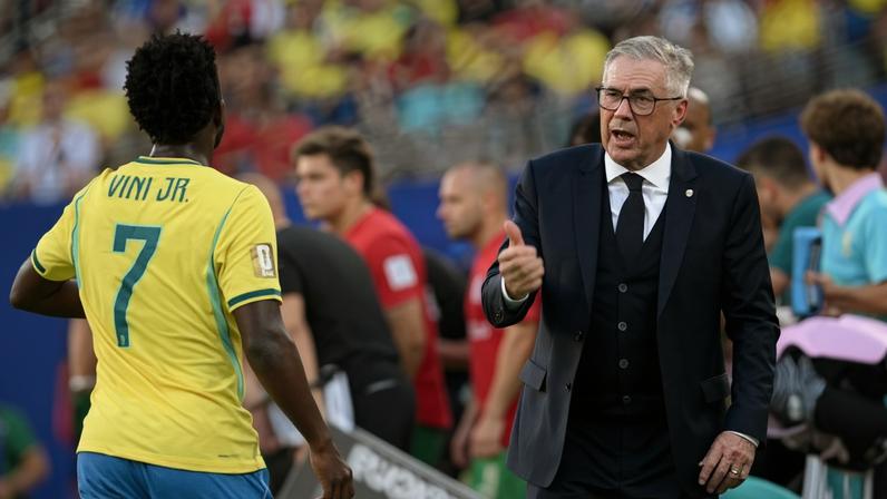 Carlo Ancelotti conversa com Vinicius Junior durante a estreia do Brasil na Copa