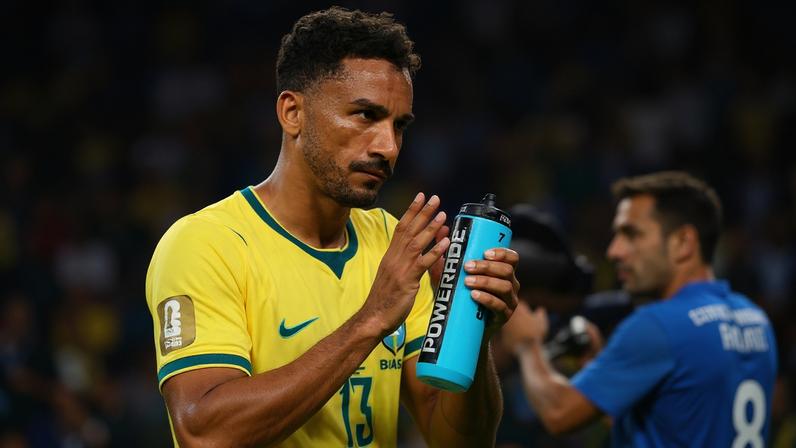 Italiano Carlo Ancelotti passa pela bandeira do Brasil pouco antes da partida entre Brasil e Marrocos; seleção empatou na estreia da Copa - Caean Couto - 13.jun.26 / IMAGN IMAGES via Reuters