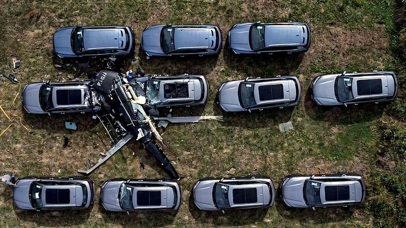 Visão aérea de um dos helicópteros caídos no bairro do Recreio dos Bandeirantes, no Rio de Janeiro