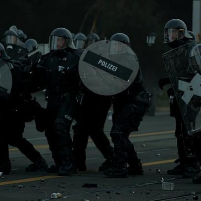 Manifestantes incendiam Tesla e atacam prédio da ONU na Suíça contra o G7