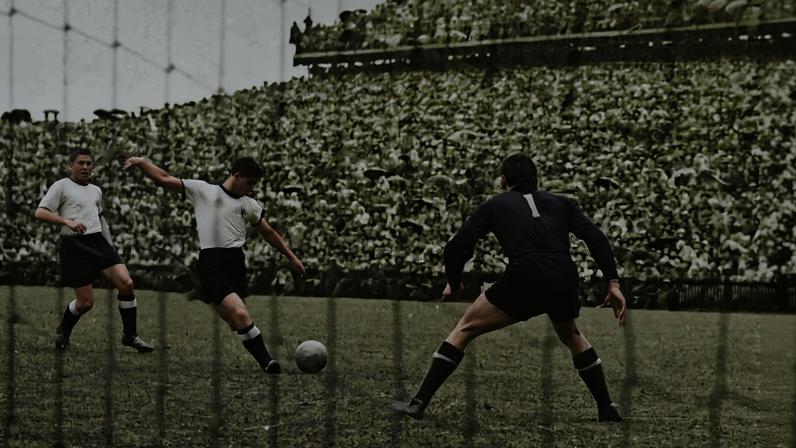 Helmut Rahn, da Alemanha, chuta para martar na fina da Copa de 1954 contra a Hungria; nesta Copa, seleção húngara bateu recorde de maior goleada