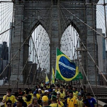 Torcida brasileira ocupa a Ponte do Brooklyn com repertório limitado
