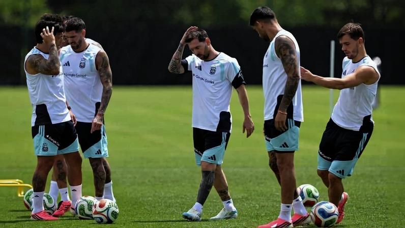 Messi (ao centro) e companheiros de seleção da Argentina durante treino em Kansas City