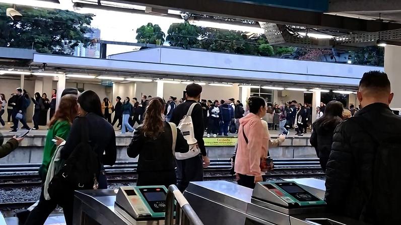 Passageiros na estação Prefeito Saladino, da linha 10-turquesa, em Santo André