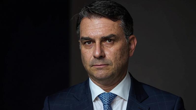 Montagem com as imagens do presidente Lula (PT), à esq., e do senador Flávio Bolsonaro (PL-RJ)