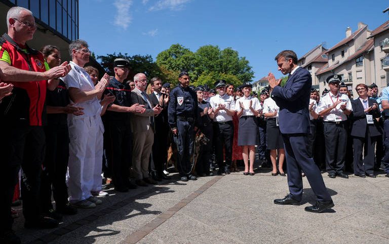 Emmanuel Macron, presidente da França, cumprimenta forças de segurança na abertura do encontro do G7, em Évian-les-Bains, na França, nesta segunda (15)