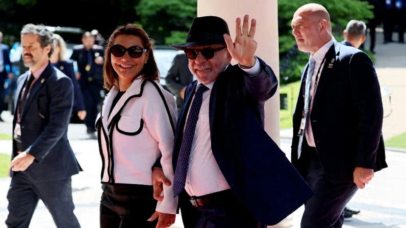 O presidente do Brasil, Luiz Inácio Lula da Silva, e sua esposa, Janja da Silva, chegam a Évian, cidade dos Alpes franceses, antes do início da cúpula do G7