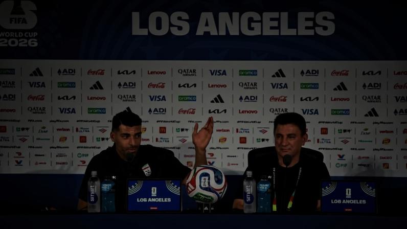 Jogador Mehdi Taremi e treinador Amir Ghalenoei em coletiva de imprensa