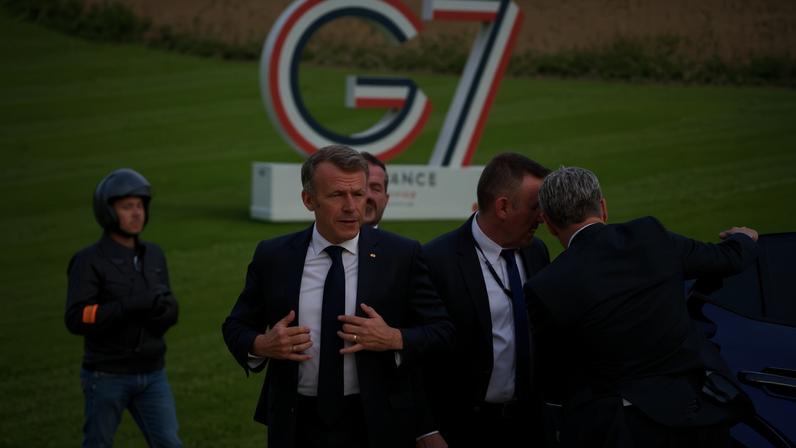 O presidente da França, Emmanuel Macron, chega ao Hotel Royal antes do início da cúpula do G7, em Évian, nos Alpes franceses