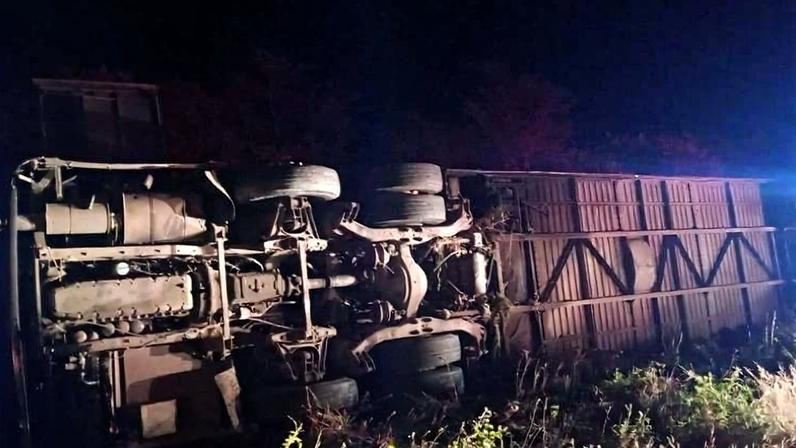 Ônibus que tombou em acidente em rodovia estadual em Tauá, no Ceará