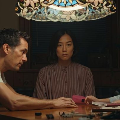 Netflix divulga trailer de A Última Casa com Wagner Moura e Greta Lee