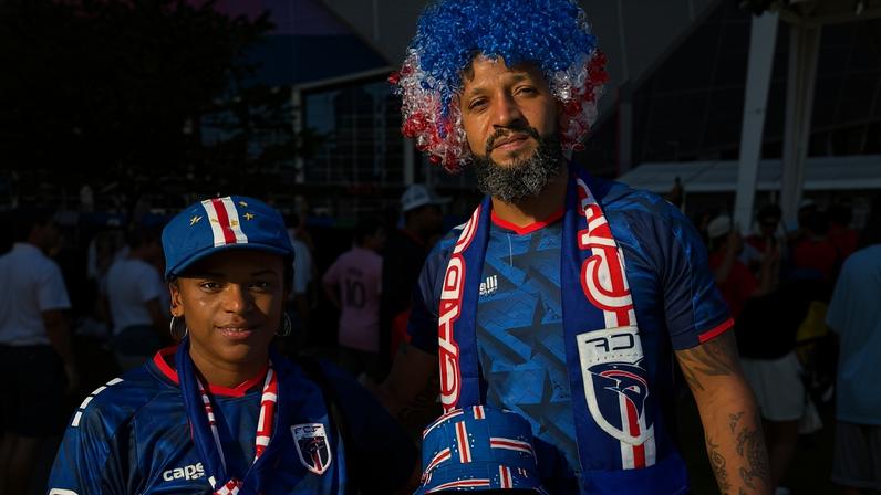 Torcedores de Cabo Verde, o casal Lucas Tubarão, 45, e Solange Dias, 40, e o filho Samaris, 6, durante a chegada para o jogo da Copa do Mundo