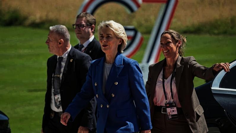 A presidente da Comissão Europeia, Ursula von der Leyen (ao centro), chega para participar da cúpula do G7 em Évian, no leste da França