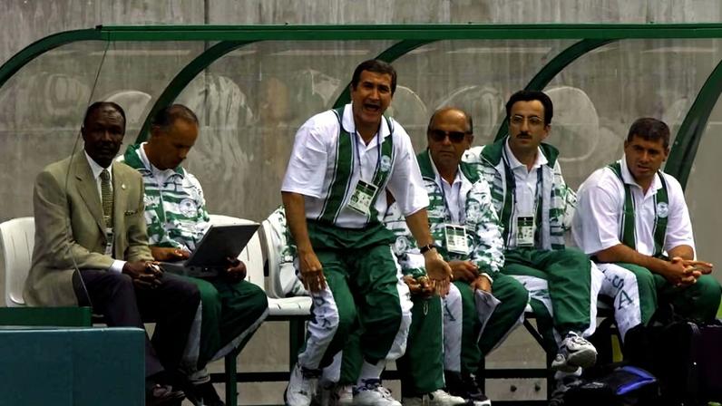 Carlos Alberto Parreira comanda a Arábia Saudita em derrota para a Dinamarca na Copa de 1998, na França