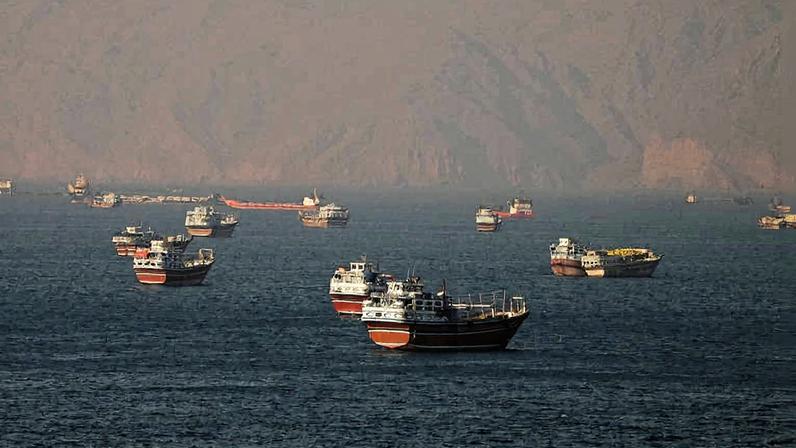 Embarcações no Estreito de Hormuz vistas do Omã nesta segunda