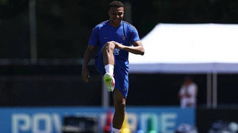 O craque francês Kylian Mbappe durante treino em Waltham, perto de Boston, nos EUA