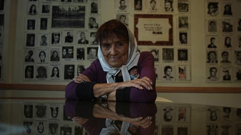 Taty Almeida, presidente das Mães da Praça de Maio – Linha Fundadora, no prédio da organização em Buenos Aires