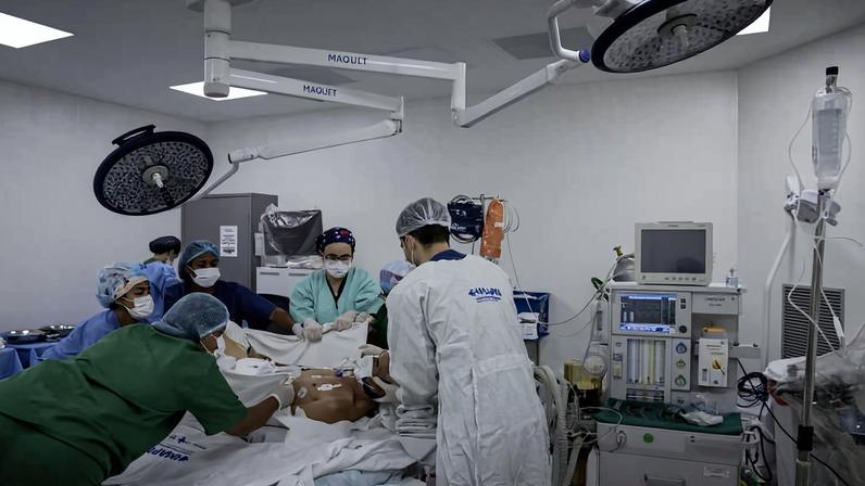 Equipe médica se prepara para início da cirurgia de captação de órgãos em hospital Duque de Caxias, na Baixada Fluminense