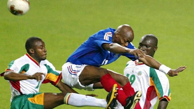 Sylvain Wiltord, da França, disputa a bola com os senegaleses Papa Bouba Diop e Papa Malick Diop em jogo na Copa de 2002