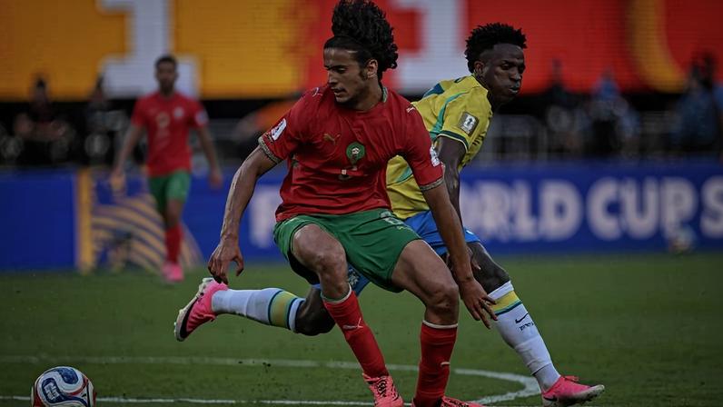 O meio-campista marroquino Ayyoub Bouaddi faz finta no atacante brasileiro Vinicius Junior em um dos momentos marcantes do empate de sábado