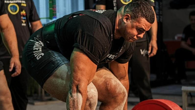 O halterofilista Bitelo durante a realização de um levantamento terra no campeonato