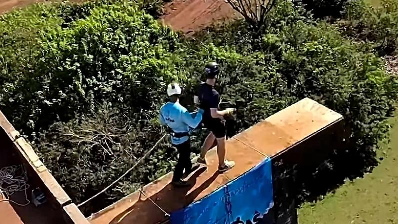 Farmacêutico Rodrigo Ratochinski durante a atividade de salto com corda em Limeira, no interior de São paulo