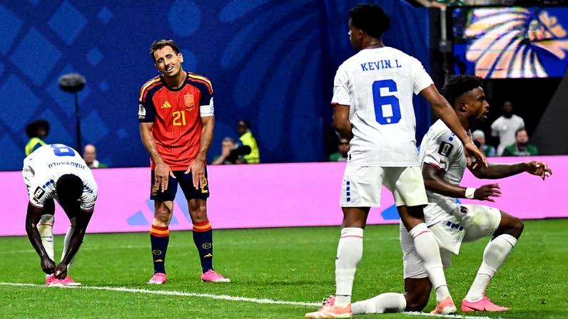 Mikel Oyarzabal, da Espanha, observa Kevin Pina, de Cabo Verde