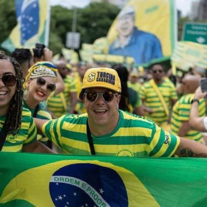 Torcida reage com gritos no instante do gol