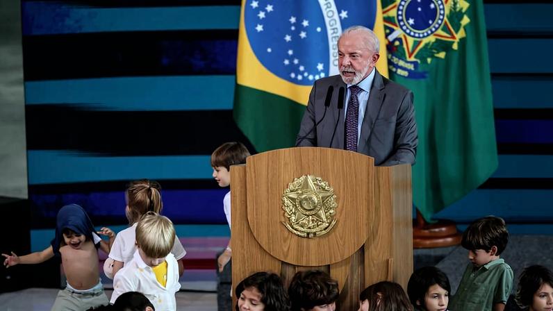 O presidente Lula da Dilva em cerimônia de assinatura de decretos de proteção de crianças e adolescentes em ambientes digitais, ECA DIGITAL, no Palácio do Planalto.