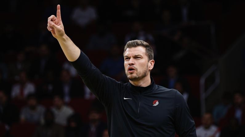 Tiago Splitter em partida do Portland Trail Blazers, do qual foi técnico interino na última temporada, contra o Chicago Bulls, time que pode assumir em breve