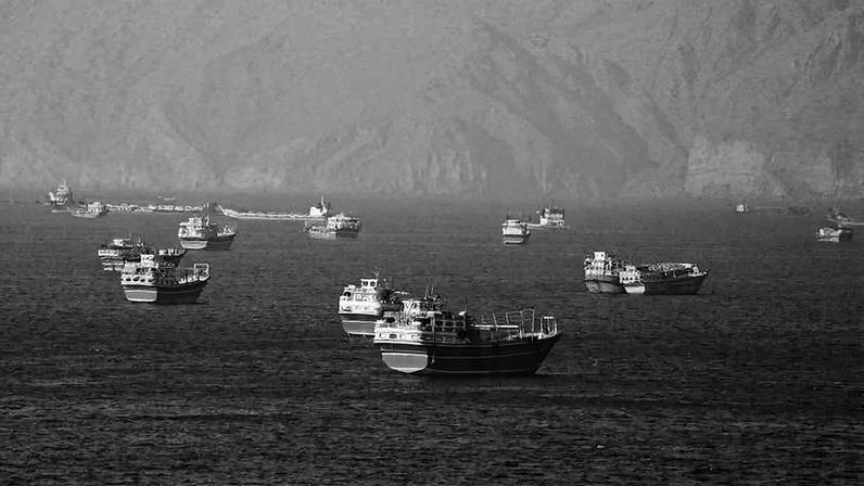 Embarcações no estreito de Hormuz vistas de Musandam, na península de Omã
