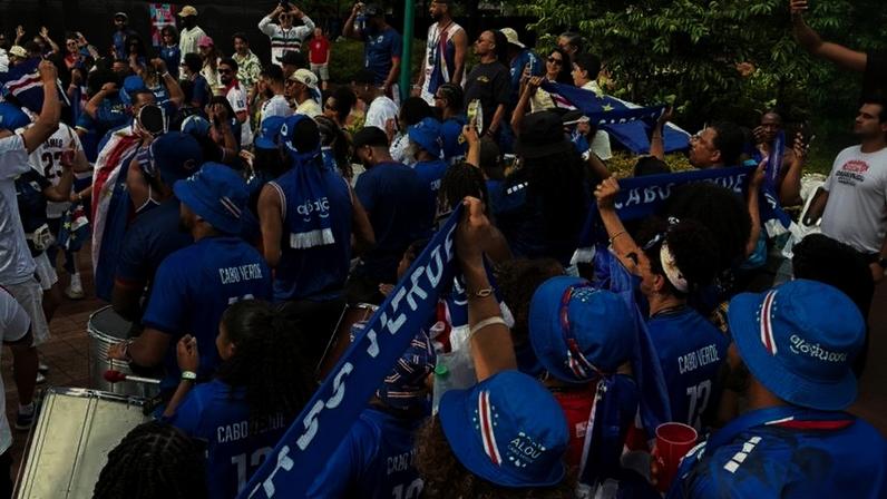 Torcida de Cabo Verde canta e dança após empate na estreia contra a Espanha, em Atlanta, na Copa do Mundo de 2026
