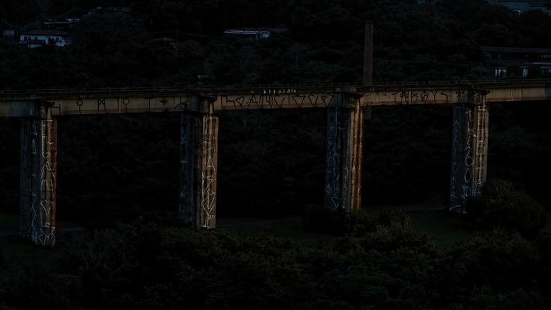 Ponte é sustentada ao todo por dez pilares; Maria Eduarda foi arremessada do quinto, ao centro
